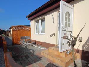 a door to a house with a table and a chair at Ferienwohnungen Seestraße in Sassnitz