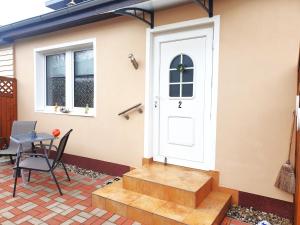 a house with a white door and a table at Ferienwohnungen Seestraße in Sassnitz