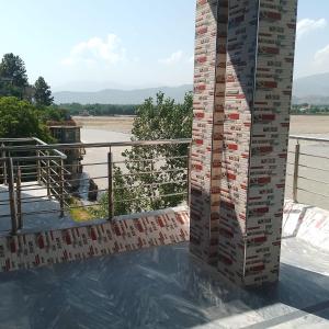 ein Stapel Kisten auf einem Gebäude in der Unterkunft River Breeze Hotel in Mingora