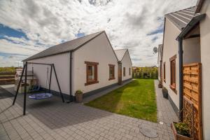 an external view of a house with a courtyard at Domki Przewłoka in Przewłoka