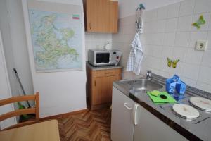 a small kitchen with a sink and a microwave at Ferienwohnung Thurk in Sassnitz