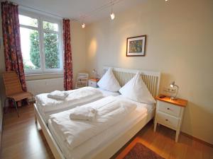a bedroom with two beds and a window at Villa Seeblick - Apartment 309 in Sassnitz