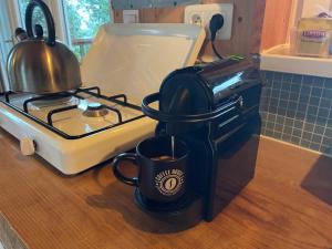 a coffee maker on a counter next to a stove at Chalet panoramique et moderne tout confort in Saizy