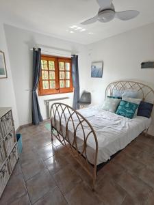 a bedroom with a bed in a room at Casa Mimosa, Calonge Cabanyes in Calonge