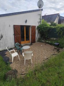 a patio with two chairs and a table and a table at Tableaux in Château-Renault