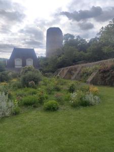 a garden with a building in the background at Tableaux in Château-Renault