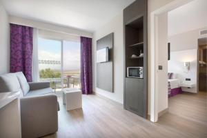 Телевизор и/или развлекательный центр в Mar Hotels Playa de Muro Suites