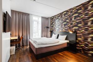a bedroom with a bed and a desk in it at Comfort Hotel Union Brygge in Drammen