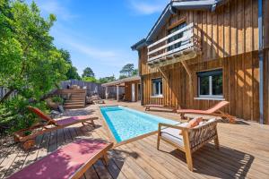 a backyard with a swimming pool and a house at Villa typique - piscine et terrasse in La Teste-de-Buch