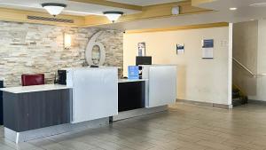 a lobby with a reception desk in a building at Motel 6 Aurora, CO - Medical Center in Aurora