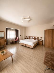 a large bedroom with a bed and a desk at F&G Alaçatı in Alaçatı