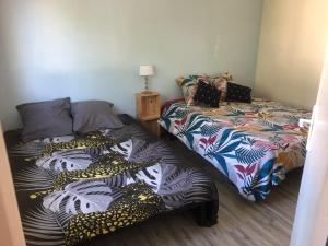 two beds sitting next to each other in a room at Maisonnette rurale de charme in Plessis-Saint-Benoist