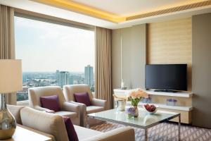 TV a/nebo společenská místnost v ubytování Avani Plus Riverside Bangkok Hotel