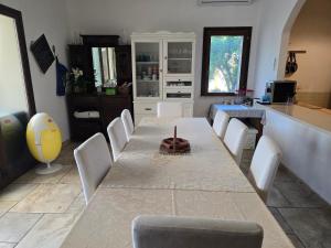 a dining room with a table and chairs in a kitchen at Pizzica Agriturismo in Metaponto