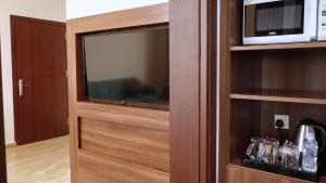 a cabinet with a tv and a microwave at Terrace Alzahra تيراس الزهرا in Jeddah