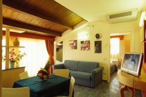 een woonkamer met een bank en een tafel bij Residence Anchisemare in Alba Adriatica