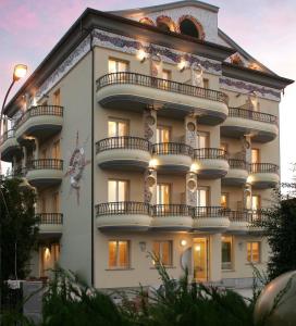 - un grand bâtiment blanc avec balcon dans l'établissement Residence Anchisemare, à Alba Adriatica