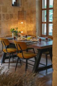 a dining room table with chairs and a tableasteryasteryasteryasteryasteryasteryastery at Sinasos Evleri in Nevşehir