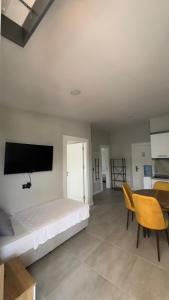ein Schlafzimmer mit einem Bett und einem Tisch mit Stühlen in der Unterkunft Boutique Natural Apart Hotel in Kemer