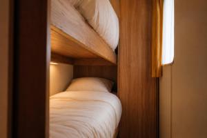 a bedroom with two bunk beds in a room at Belgian GP 2026 Fast Access The Hilltop Lodge in Amblève