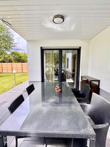 a dining table in a house with chairs at KiNi Unterkunft in Hörstel +5 photos