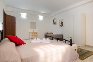 a bedroom with a bed with two towels on it at La Perla in Latiano +24 photos