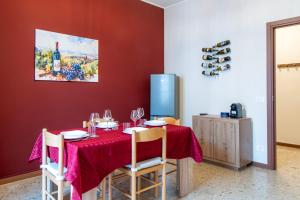 a dining room with a table with wine glasses at Il Grappolo d'Oro Family - Appartamento in centro in Tortona