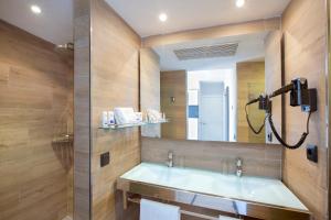 Ванная комната в Mar Hotels Playa de Muro Suites