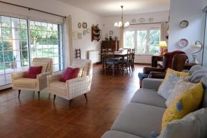 a living room with a couch and chairs and a table at Verdizela Pool & Barbecue Villa in Corroios