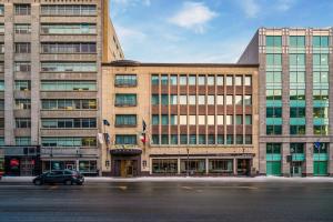 a building with a car parked in front of it at Hotel Royal William, an Ascend Collection Hotel in Quebec City