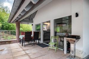 a patio with chairs and a table on a porch at Ferienwohnung Schrödter in Schramberg