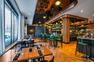 a restaurant with tables and chairs and a bar at Hotel Royal William, an Ascend Collection Hotel in Quebec City