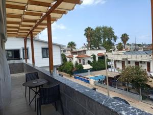 ein Balkon mit Blick auf die Stadt in der Unterkunft Boutique Natural Apart Hotel in Kemer