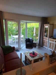 a living room with a couch and a table at Huus Kompass - Familienurlaub mit Hund nahe am Nordseestrand in Butjadingen