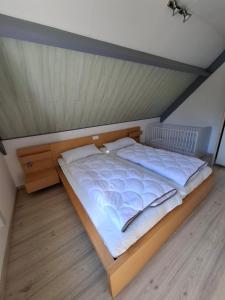 a bedroom with a large bed in a room at Huus Kompass - Familienurlaub mit Hund nahe am Nordseestrand in Butjadingen