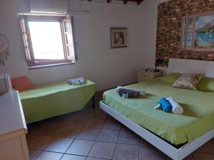 a bedroom with two beds and a window at Il Nido dell'aquila in Sardara