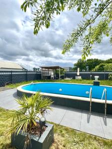 a large blue swimming pool in a yard at KiNi Unterkunft in Hörstel