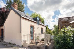 a white house with a fence at Cottage Thabor - Centre de Rennes in Rennes