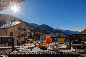 a table with plates of food on top of a balcony at CHALET LAURA apricacasevacanze in Aprica