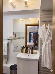 a bathroom with a sink and a mirror at Studio MD in Chişinău