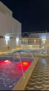 Piscina de la sau aproape de ميفارا