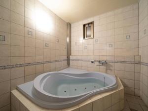 a large bath tub in a tiled bathroom at HOTEL WiLL 大高 レジャーホテル in Nagoya +98 photos