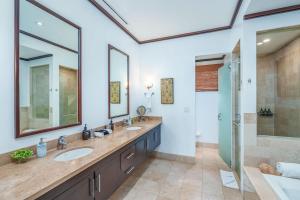 a bathroom with two sinks and a shower at Las Terrazas 7 Peninsula Papagayo in Nacascolo