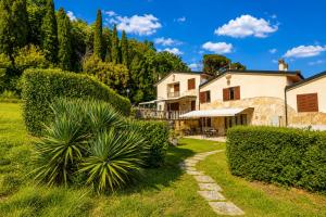 an estate with a garden and a house at Le Querciolaie with Geothermal Pool - by PosarelliVillas in Monteverdi Marittimo
