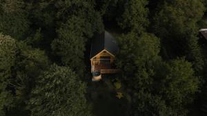 an aerial view of a house in the middle of a forest at ZenZug, a vendégház in PerÅ‘csÃ©ny