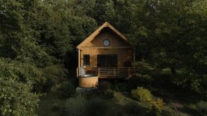 a small house with a bath tub in the woods at ZenZug, a vendégház in PerÅ‘csÃ©ny
