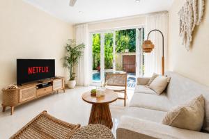 Un televizor și/sau centru de divertisment la Family friendly 3BR Poolvilla Central Seminyak Mayyah