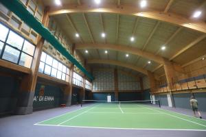 a tennis court with a man standing on the court at Mamma Adelina in Enna