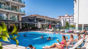eine Gruppe von Menschen im Schwimmbad eines Hotels in der Unterkunft Marmaris Alkan Hotel in Marmaris