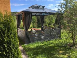 ein Pavillon mit Sonnenschirm im Garten in der Unterkunft FeWo Eberau in Ebrach